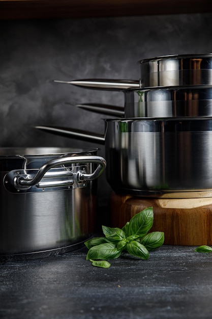 ollas y sartenes en la cocina sobre un fondo gris