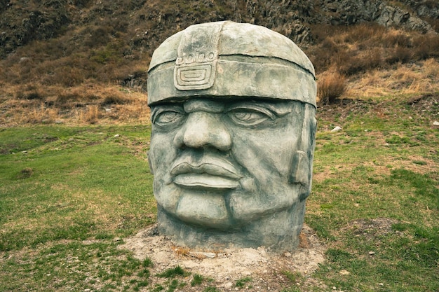 Olmeken-Skulptur geschnitzt aus Stein Maya-Symbol Große Kopfstatue aus Stein in einer Natur