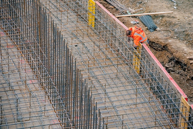 Oltre il Colle Colle Bergamo Itália 2017 Trabalhadores de carpintaria para construir purificadores de esgoto