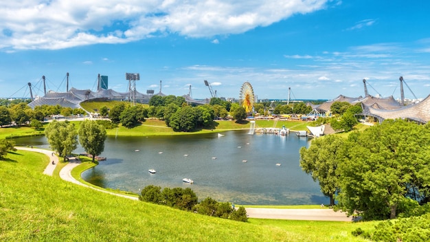 Olympiapark im Sommer München Deutschland Malerischer Panoramablick auf den Olympiapark München Wahrzeichen Landschaft des berühmten Münchner Sportgeländes