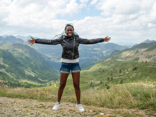 OLYMPUS joven mujer saltando feliz y disfrutando de la naturaleza en los alpes italianos cámara digital