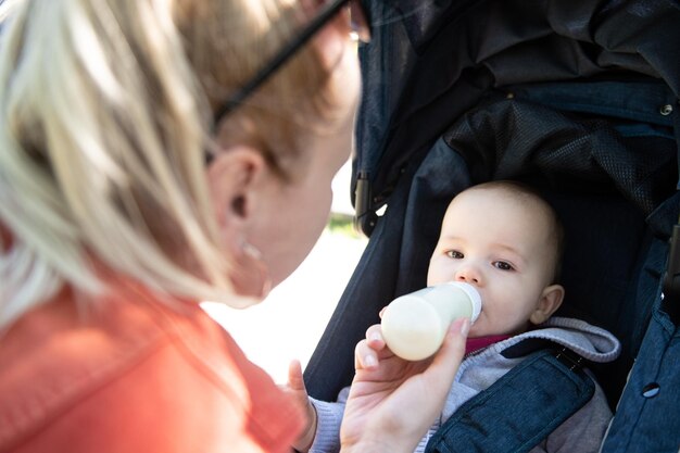 Om alimentando a un niño con bebida