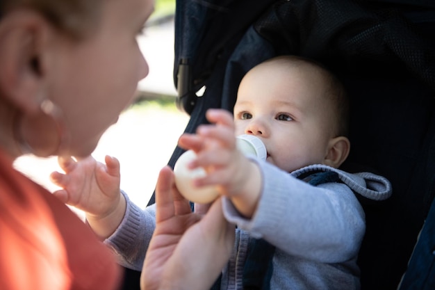 Om alimentando a un niño con bebida