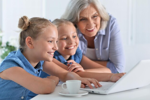 Oma mit Enkelinnen mit Laptop