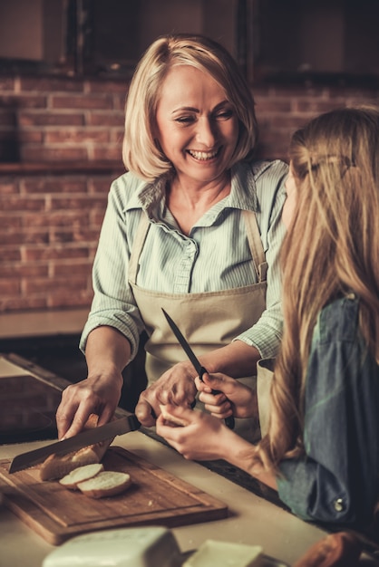 Oma und Enkelin machen Sandwiches.