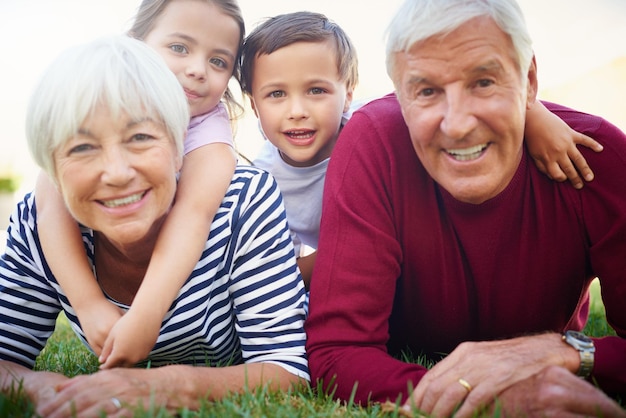 Oma und Opa sind das beste Freigestellte Porträt eines älteren Paares, das Zeit mit seinen Enkelkindern verbringt