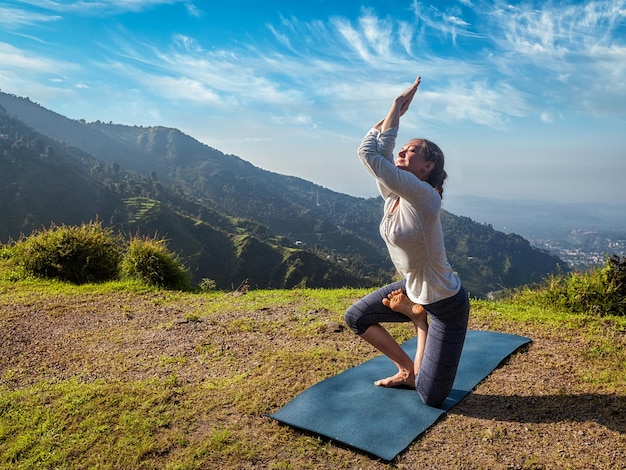 Omán haciendo Ashtanga Vinyasa yoga avanzada asana difícil Vatayanasana postura del caballo al aire libre