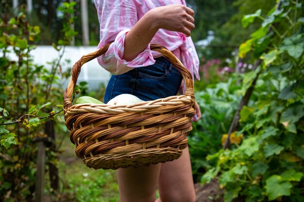 Omán sin rostro con cesta de verduras orgánicas