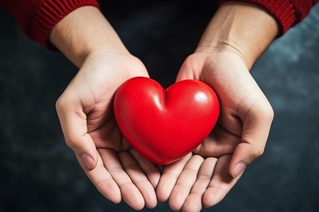Oman s und Mann s Hände halten rotes Herz zusammen Liebe Hilfe und Gesundheitsversorgung Konzept