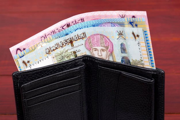 Omanisches Geld - Rial in der schwarzen Brieftasche