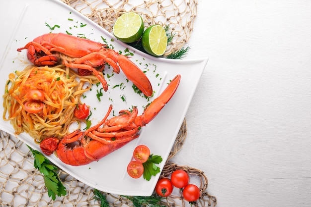 Omar cozido em especiarias e pastas de frutos do mar Em um fundo de madeira Vista superior Espaço livre para o seu texto