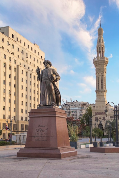 Omar-Makram-Statue in der Nähe der Omar-Makram-Moschee auf dem Tahrir-Platz in Kairo, Ägypten