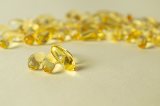 Foto omega-3-fischfettölkapseln makro auf gelbem grund