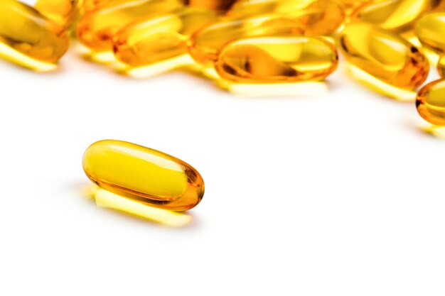 Omega-3-Gelkapseln isoliert auf weißer Oberfläche