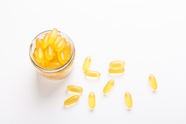 Omega 3 Kapseln im Glas Fischöl Gelbe Kapseln Vitamin D, E, A Ergänzung