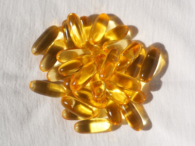 Omega-3 Lebertran in einem weißen Behälter und mit einem weißen Hintergrundbild.