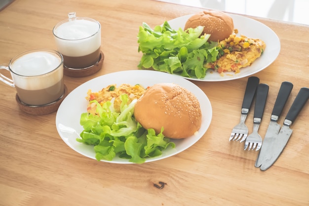 Omelete Burger Salad servido com café.