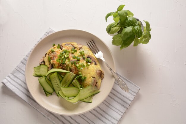 Omelete caseiro fresco com cogumelos, cebola verde fresca e ervas