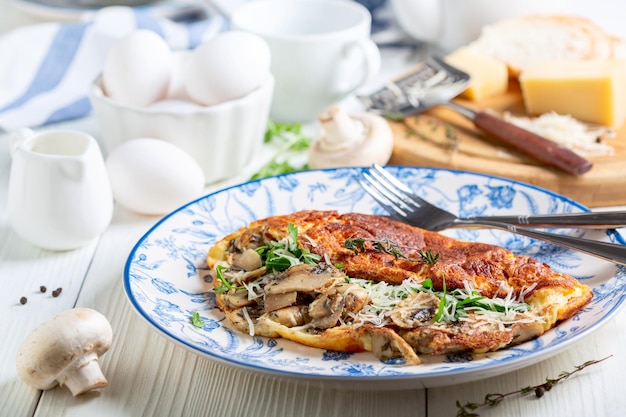 Omelete com cogumelos e queijo