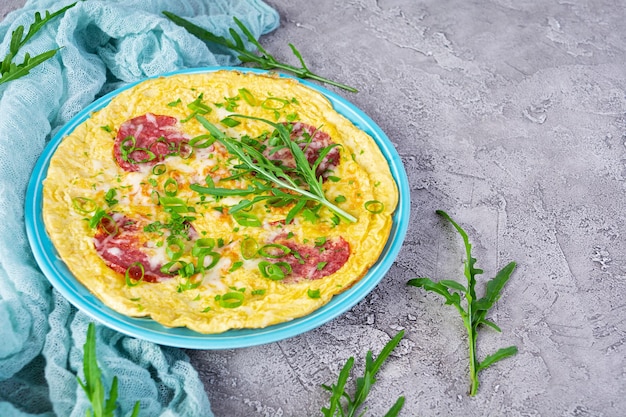 Omelete com ervas aromáticas e queijo ralado Pequeno-almoço fácil