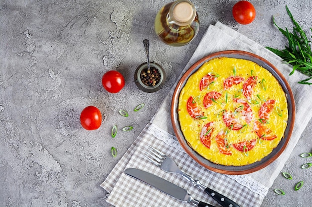 Omelete com ervas de tomate e queijo ralado café da manhã fácil