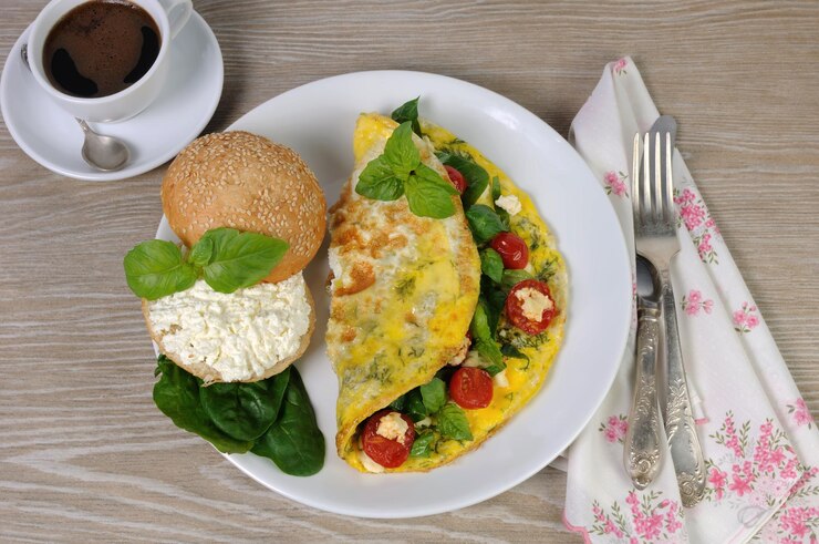 Foto omelete com espinafre, manjericão, tomate cereja e queijo adyg