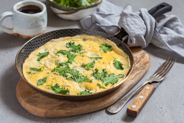 Omelete com folhas verdes de couve bebê no café da manhã