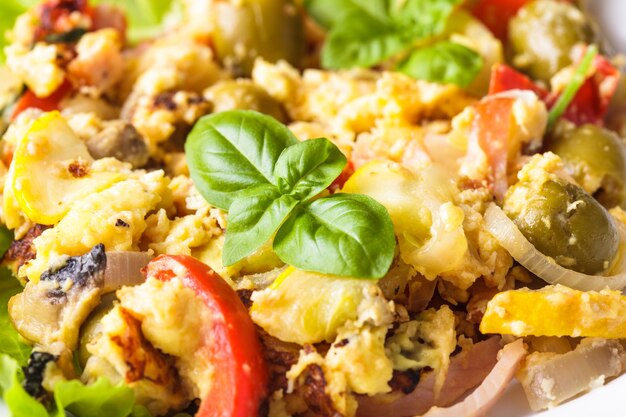 Omelete com legumes e bacon no prato