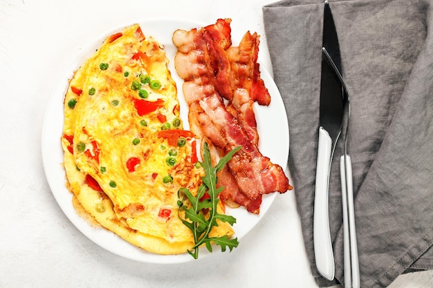 Omelete com legumes e bacon