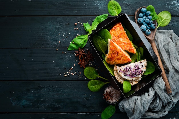 Omelete com legumes e espinafre Entrega de pratos de restaurante de comida saudável Vista superior Espaço livre para o seu texto