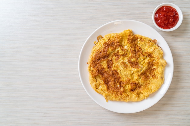 Omelete com molho de tomate