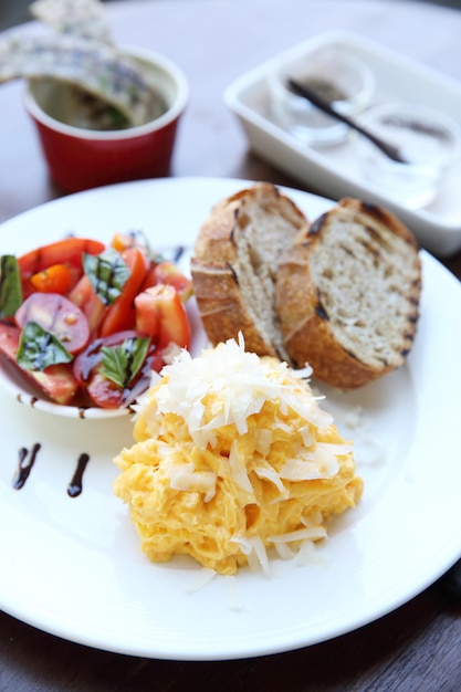 Omelete com pão e salada de tomate