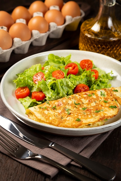 Omelete com queijo e salada de alface e tomate