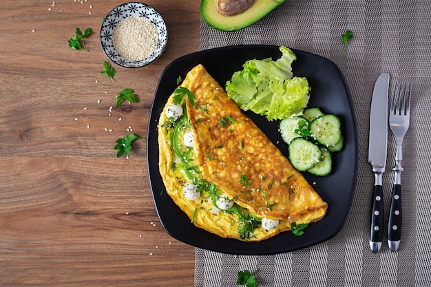 Omelete com queijo mussarela e abacate cetogênico ceto dieta café da manhã espaço de cópia de vista superior