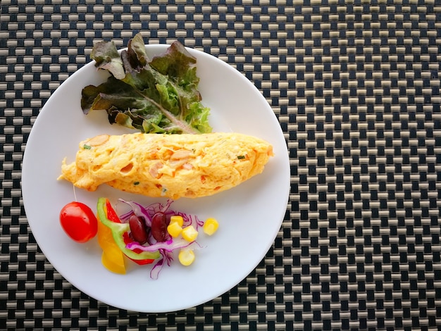 omelete com salada no café da manhã