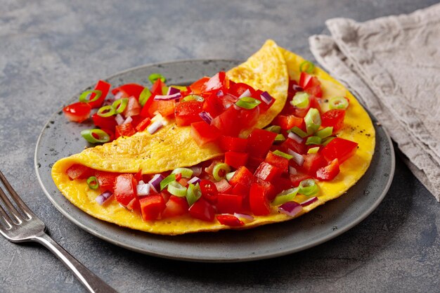 Foto omelete com tomate pimentão cebola pimentão e queijo café da manhã saudável