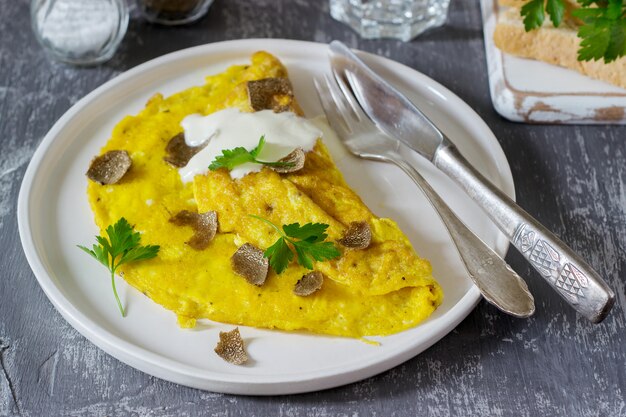 Omelete com trufa e salsa, servido com creme de leite