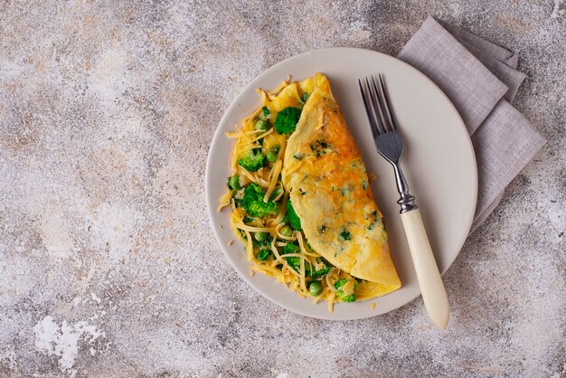 Omelete com vegetais e queijo verde