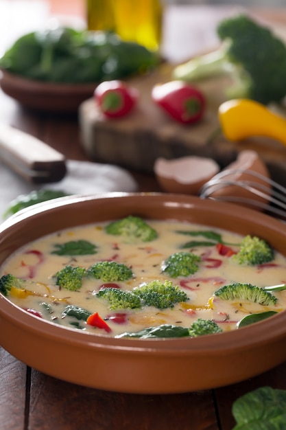 Foto omelete cru fresco preparado com legumes e espinafre