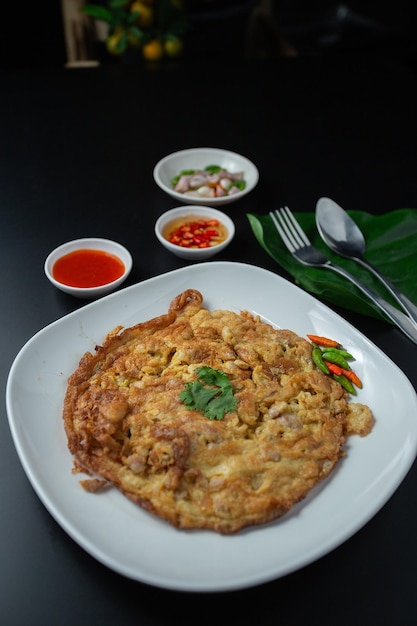 Omelete de carne de porco picada em chapa branca servida com molho de tomate fast food alta proteína aluguel vista superior