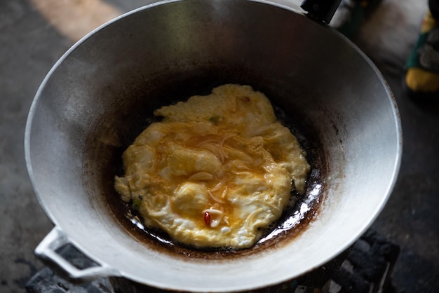 Omelete de estilo tailandês no restaurante de comida de rua tailandesa