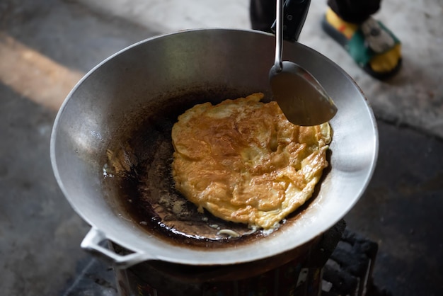 Omelete de estilo tailandês no restaurante de comida de rua tailandesa