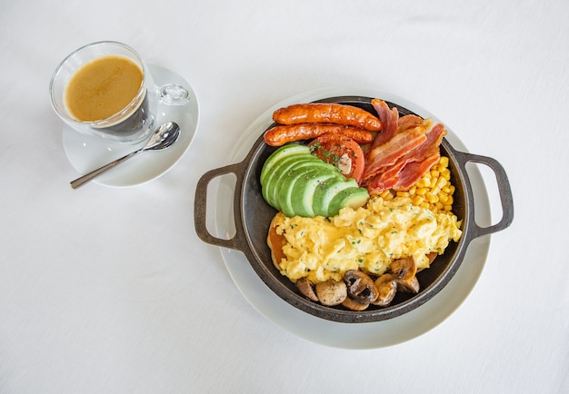 Omelete de ovo com salsicha e carne e legumes pepino tomate e café com leite