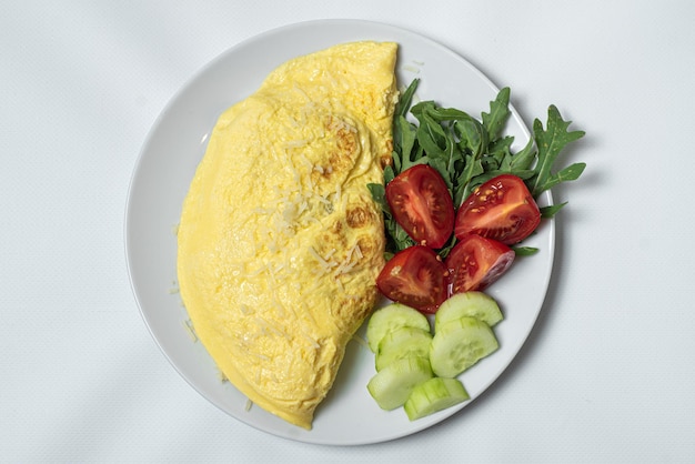 Omelete de ovo vegetal em um prato Omelete vegetariano com salsa fresca de pimenta vermelha frita e especiarias