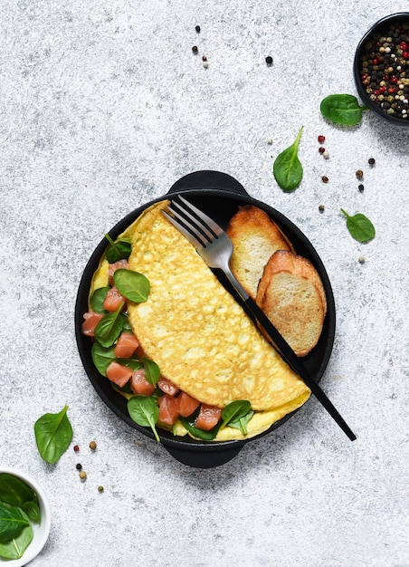 Omelete de salmão e espinafre com massa de pão no café da manhã.