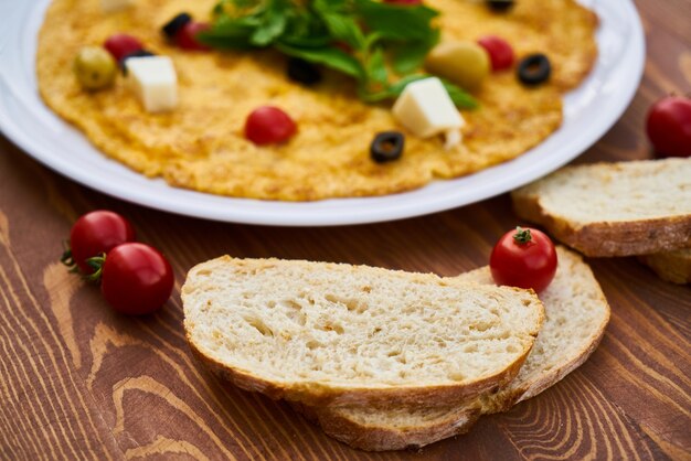 Omelete deliciosa com pão e tomate