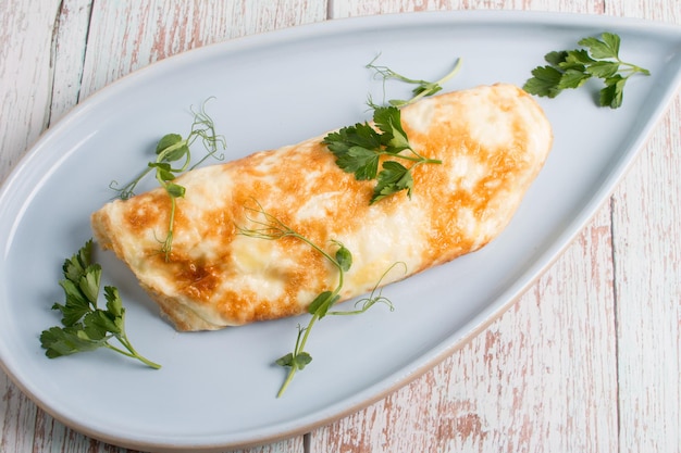 Omelete em um belo prato Delicioso café da manhã com ovos