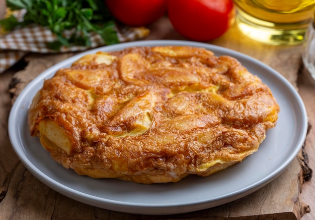 Omelete espanhol com batatas cozinha típica espanhola em chão de concreto cinza Tortilla Espanola nome turco Yumurtali batatas