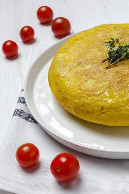 Omelete espanhola caseira com batatas e ovos. Comida tradicional espanhola