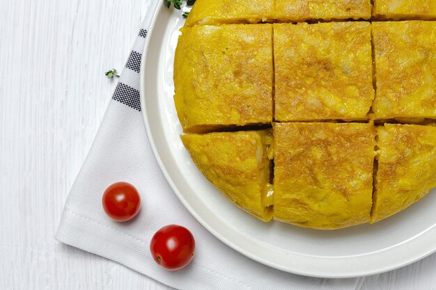 Omelete espanhola caseira com batatas e ovos. comida tradicional espanhola